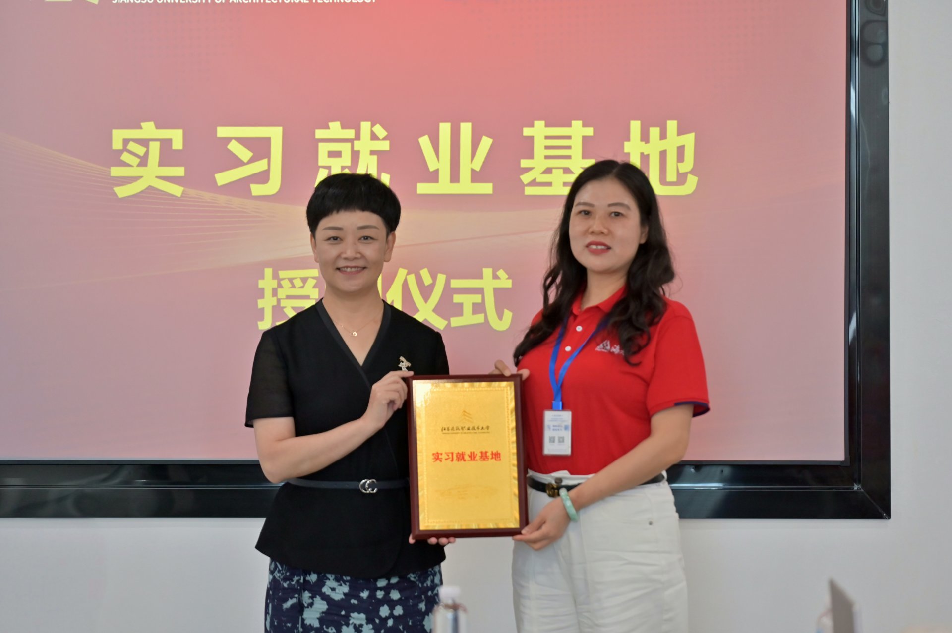常务总经理李栋樑等热情接待